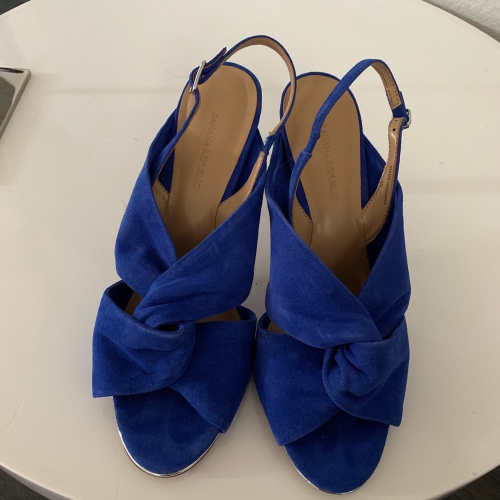 $89🔥Banana Republic blue sandals size 8
